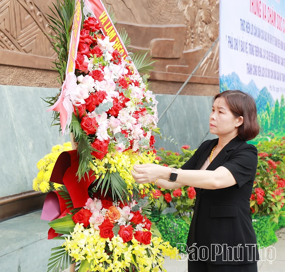Dâng hương, hoa kỷ niệm 64 năm Bác Hồ về thăm&nbsp; Đền Hùng