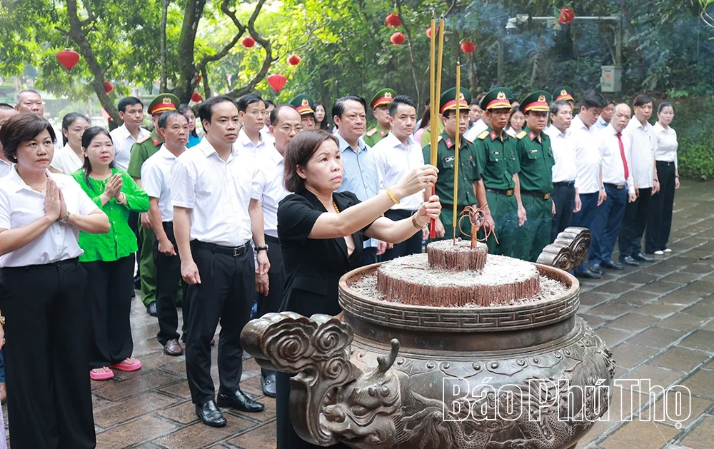 Dâng hương, hoa kỷ niệm 64 năm Bác Hồ về thăm&nbsp; Đền Hùng