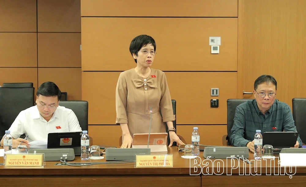 Đại biểu Quốc hội tỉnh Phú Thọ thảo luận ở tổ về một số nội dung quan trọng