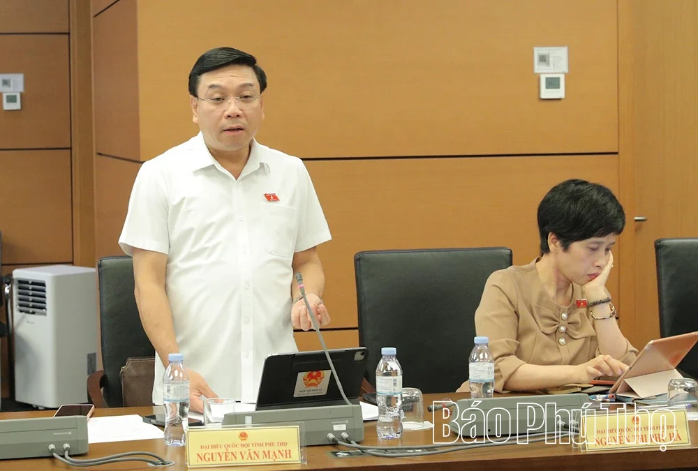 Đại biểu Quốc hội tỉnh Phú Thọ thảo luận ở tổ về một số nội dung quan trọng