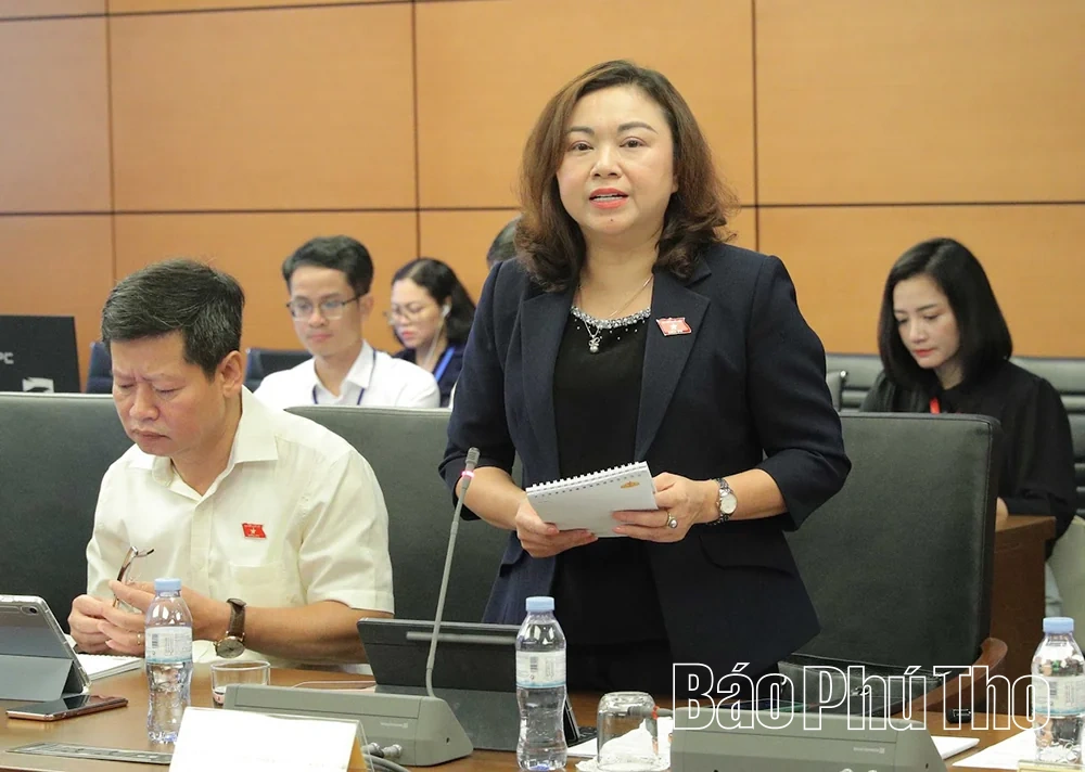Đại biểu Quốc hội tỉnh Phú Thọ thảo luận ở tổ về một số nội dung quan trọng