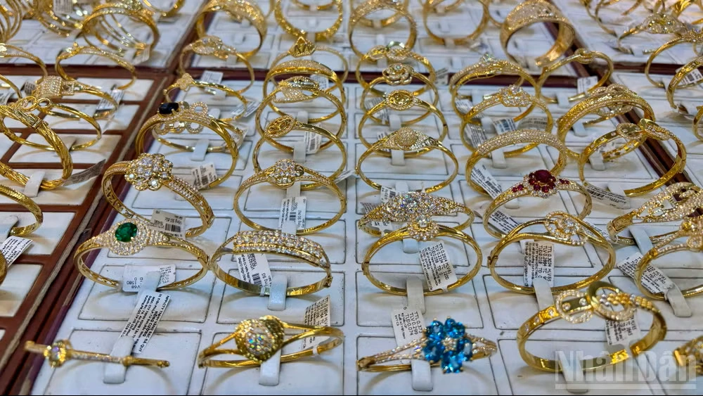 Giá vàng ngày 21/8: Giá vàng trong nước chỉ cao hơn thế giới 2 triệu đồng/lượng, mức chênh thấp nhất trong nhiều năm qua