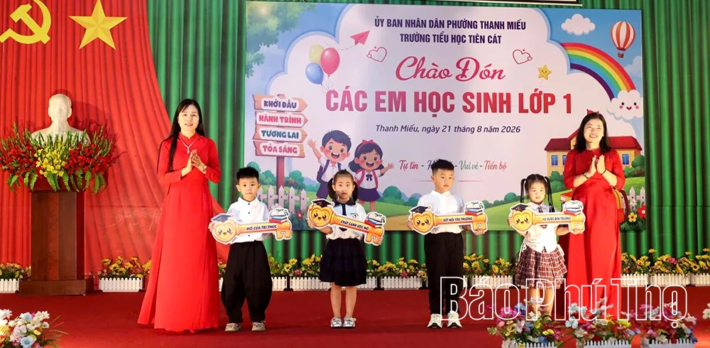Học sinh nô nức tựu trường chào đón năm học mới