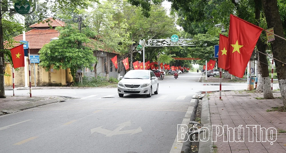 Cờ Tổ quốc trong mỗi nếp nhà