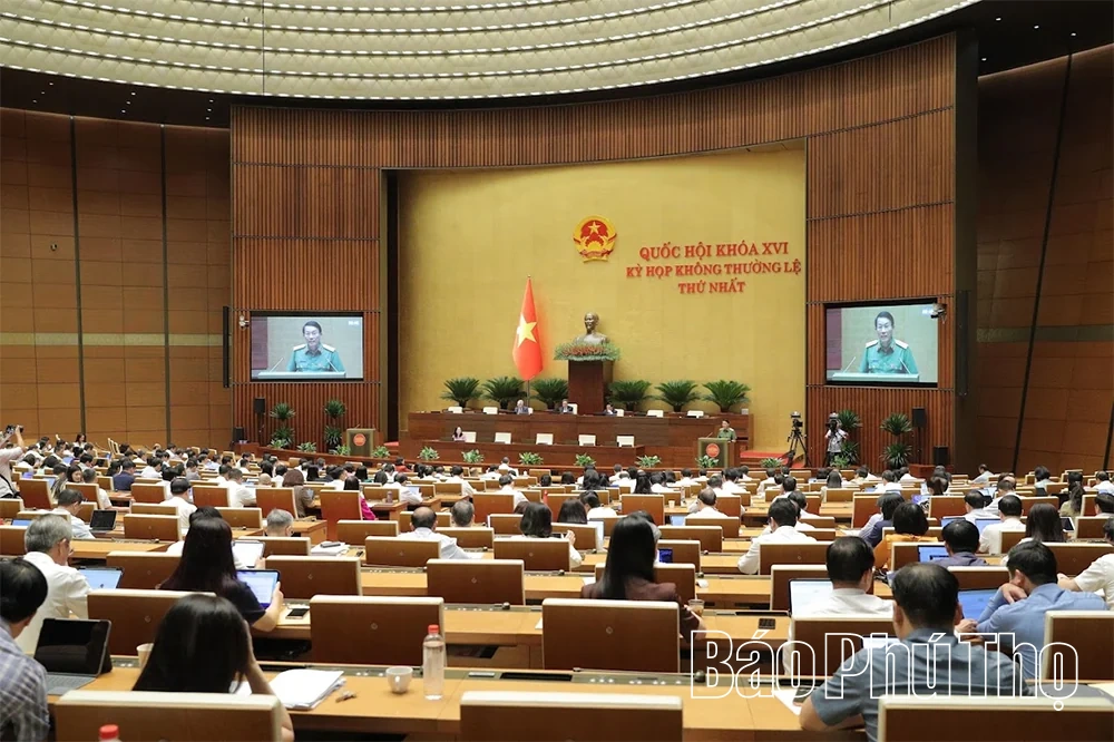 Đại biểu Quốc hội tỉnh Phú Thọ thảo luận tại tổ về một số dự án luật&nbsp;