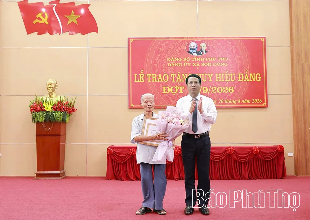&nbsp;Xã Sơn Đông trao tặng Huy hiệu Đảng đợt 2/9/2026