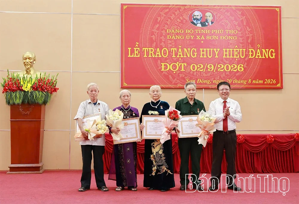&nbsp;Xã Sơn Đông trao tặng Huy hiệu Đảng đợt 2/9/2026