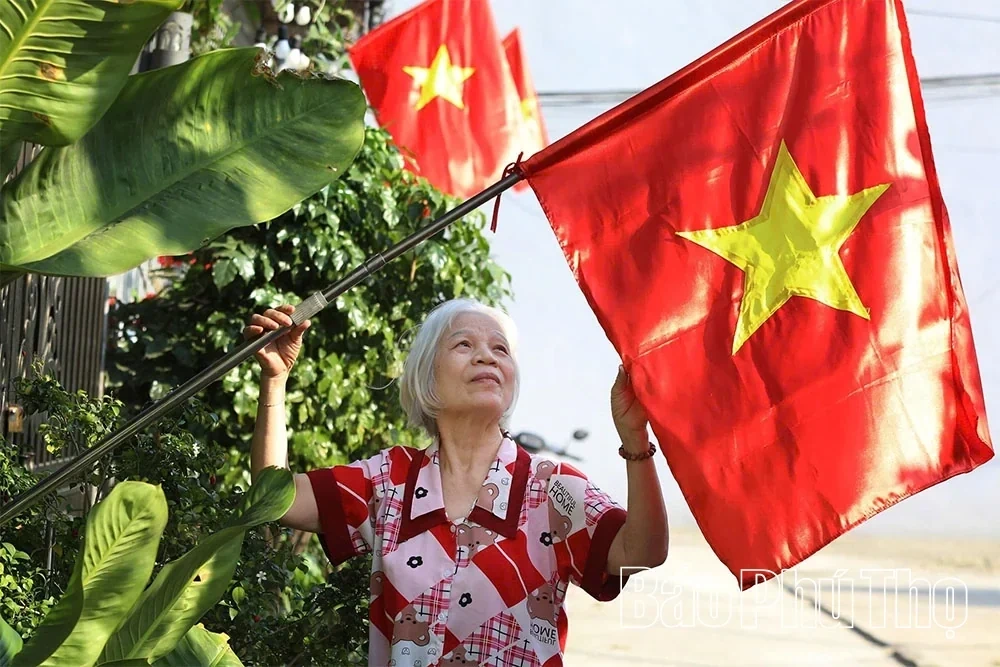 Brilliant Colors of Flags and Flowers to Celebrate National Day