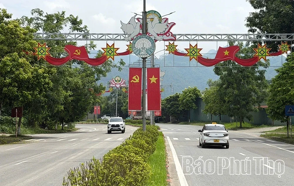 Brilliant Colors of Flags and Flowers to Celebrate National Day