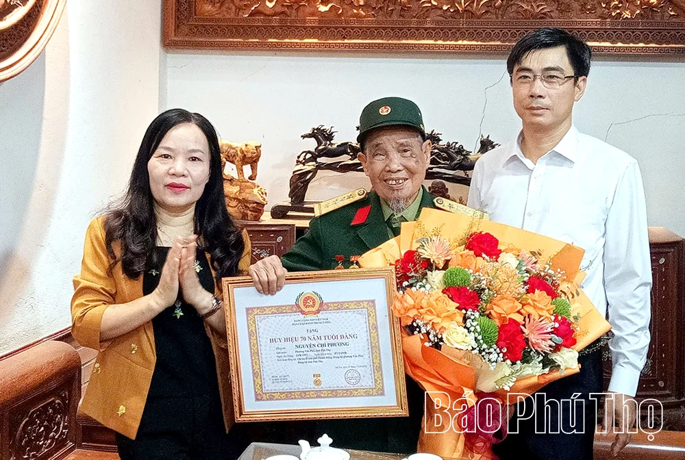 Trao Huy hiệu 70 năm tuổi Đảng tặng đảng viên Nguyễn Chí Phương