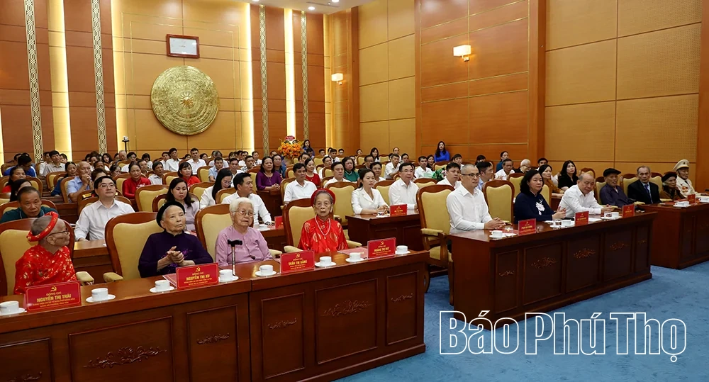 Chủ tịch Ủy ban Trung ương Mặt trận Tổ quốc Việt Nam Bùi Thị Minh Hoài trao tặng Huy hiệu 80 năm tuổi Đảng tại Phú Thọ
