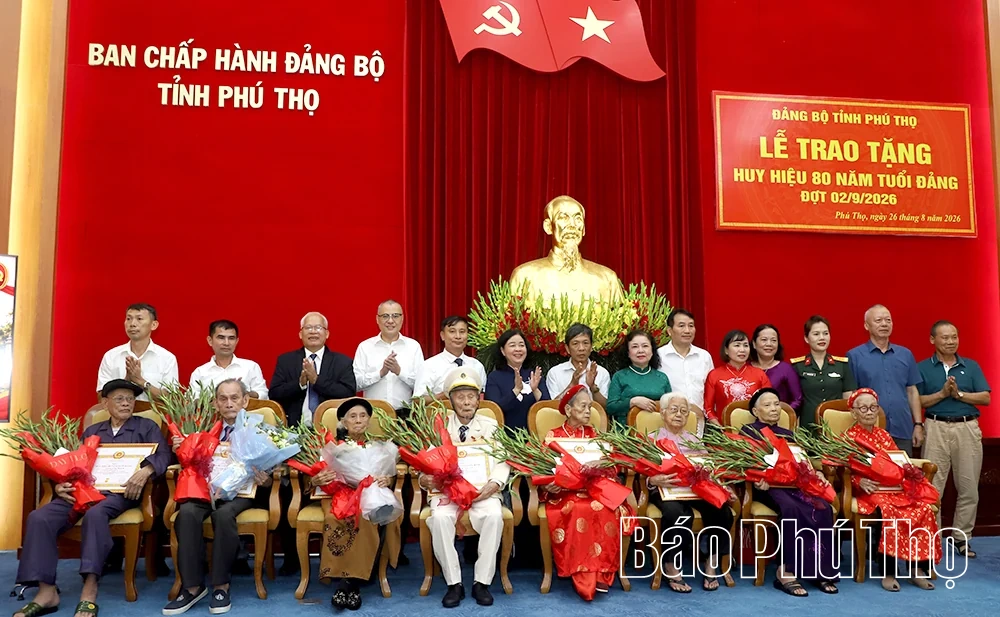 Chủ tịch Ủy ban Trung ương Mặt trận Tổ quốc Việt Nam Bùi Thị Minh Hoài trao tặng Huy hiệu 80 năm tuổi Đảng tại Phú Thọ