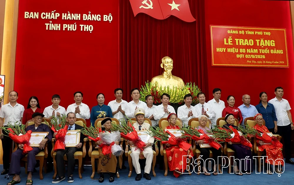 Chủ tịch Ủy ban Trung ương Mặt trận Tổ quốc Việt Nam Bùi Thị Minh Hoài trao tặng Huy hiệu 80 năm tuổi Đảng tại Phú Thọ