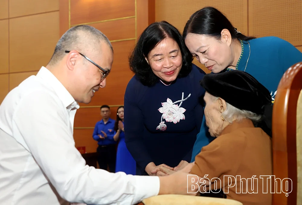 Chủ tịch Ủy ban Trung ương Mặt trận Tổ quốc Việt Nam Bùi Thị Minh Hoài trao tặng Huy hiệu 80 năm tuổi Đảng tại Phú Thọ