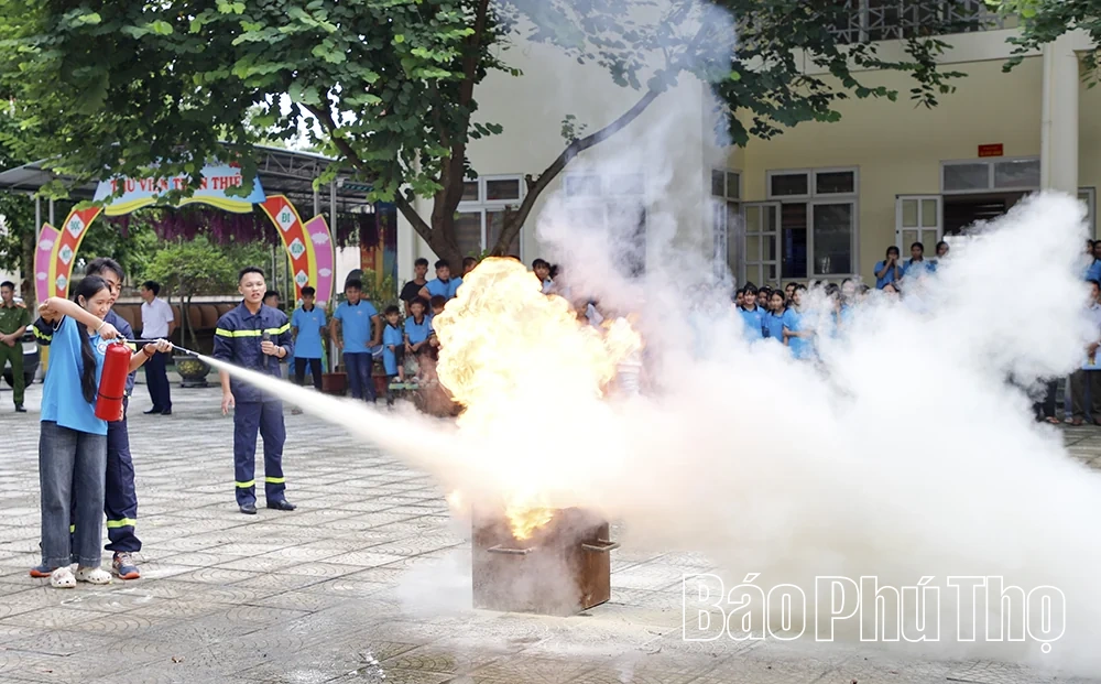 Trên 500 người dân xã Mường Thàng được trang bị kỹ năng phòng cháy, chữa cháy và cứu nạn, cứu hộ