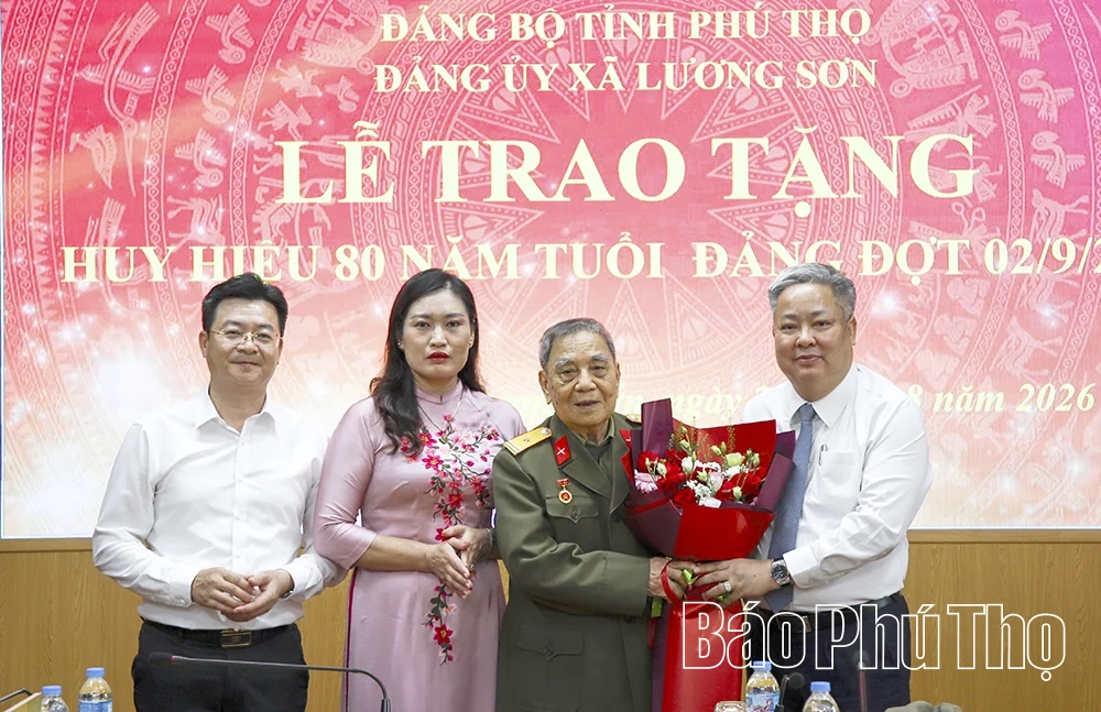 Trao tặng Huy hiệu 80 năm tuổi Đảng cho đảng viên lão thành ở xã Lương Sơn