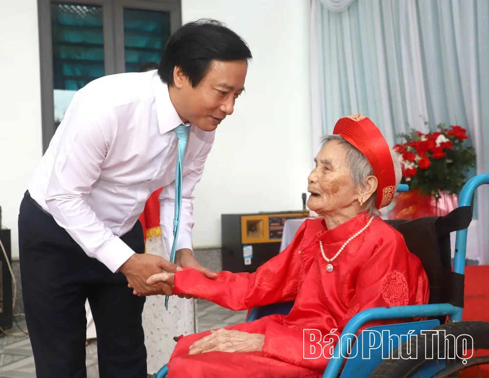 Phó Bí thư Tỉnh ủy Nguyễn Mạnh Sơn trao Huy hiệu 80 năm tuổi Đảng tại xã Phú Mỹ và Hoàng Cương