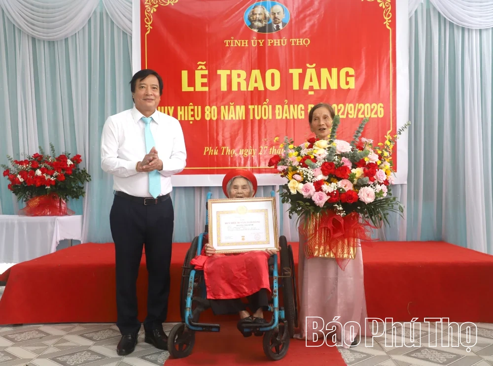 Phó Bí thư Tỉnh ủy Nguyễn Mạnh Sơn trao Huy hiệu 80 năm tuổi Đảng tại xã Phú Mỹ và Hoàng Cương