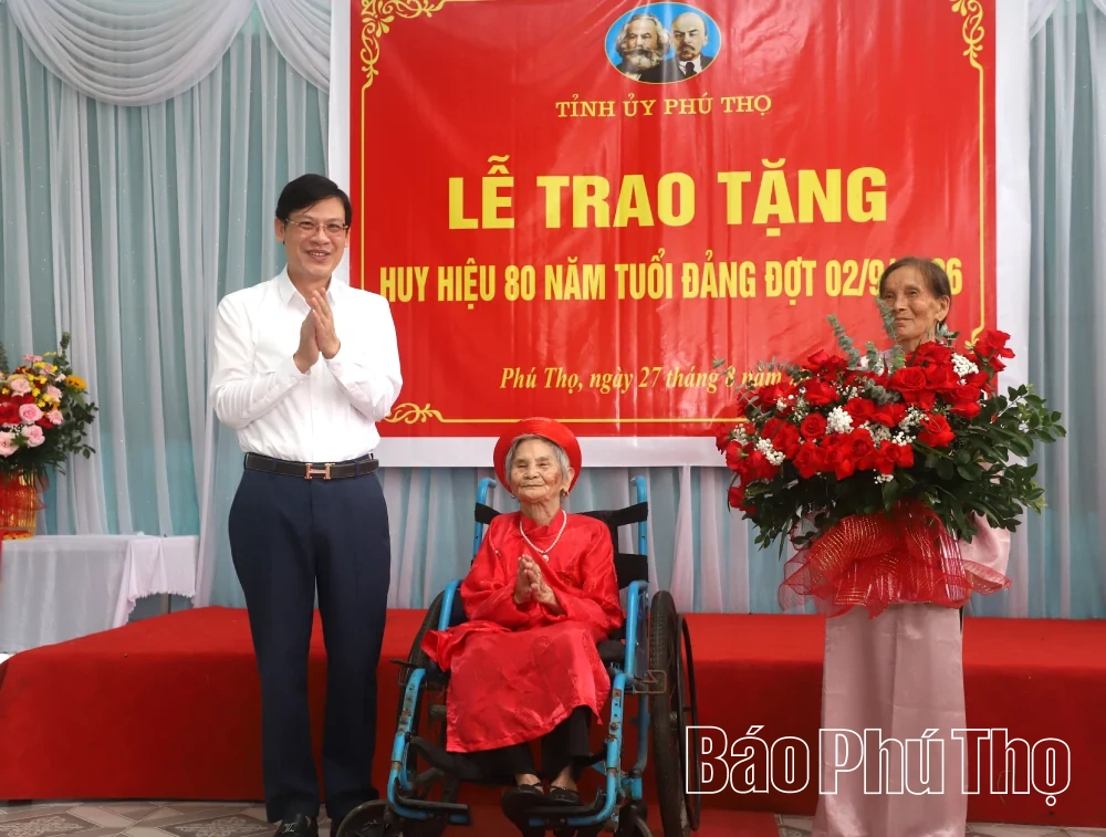 Phó Bí thư Tỉnh ủy Nguyễn Mạnh Sơn trao Huy hiệu 80 năm tuổi Đảng tại xã Phú Mỹ và Hoàng Cương