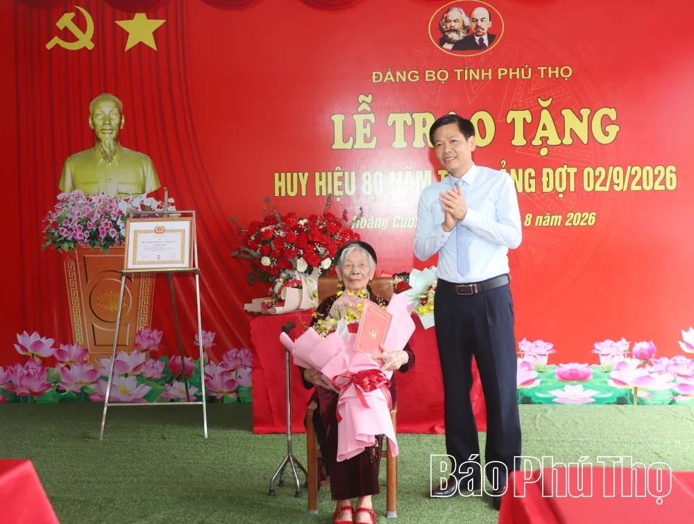 Phó Bí thư Tỉnh ủy Nguyễn Mạnh Sơn trao Huy hiệu 80 năm tuổi Đảng tại xã Phú Mỹ và Hoàng Cương