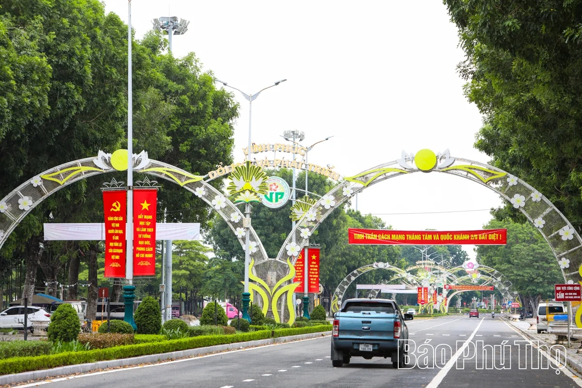 Đất Tổ rực sắc đỏ mừng Quốc khánh