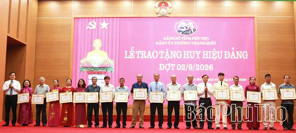 Đảng bộ phường Thanh Miếu: 383 đảng viên được nhận Huy hiệu Đảng đợt 2/9