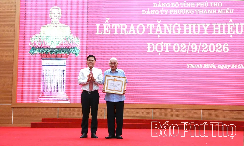 Đảng bộ phường Thanh Miếu: 383 đảng viên được nhận Huy hiệu Đảng đợt 2/9