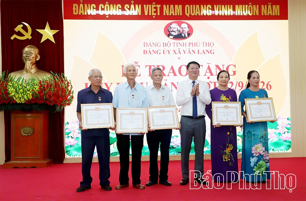 Trao Huy hiệu Đảng đợt 2/9 tại xã&nbsp;Văn Lang