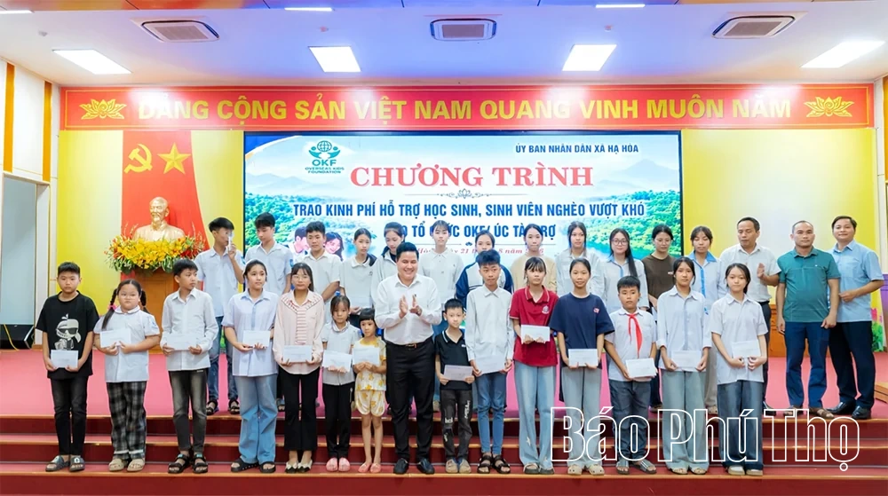 Tổ chức OKF&nbsp;(Úc) hỗ trợ hơn 250 triệu đồng cho học sinh, sinh viên&nbsp;nghèo vượt khó xã Hạ Hòa