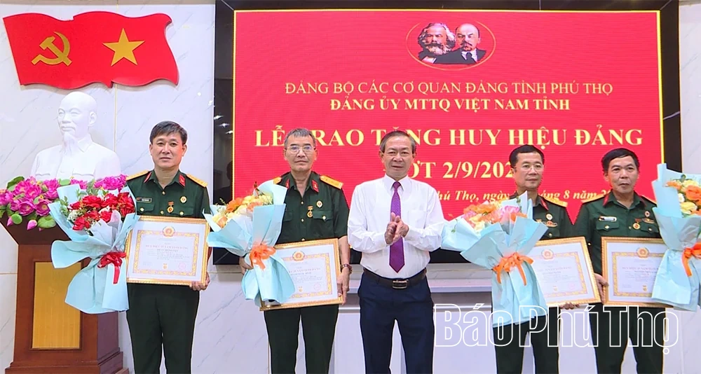Trao tặng Huy hiệu Đảng đợt 2/9 tại Ủy ban MTTQ Việt Nam tỉnh Phú Thọ