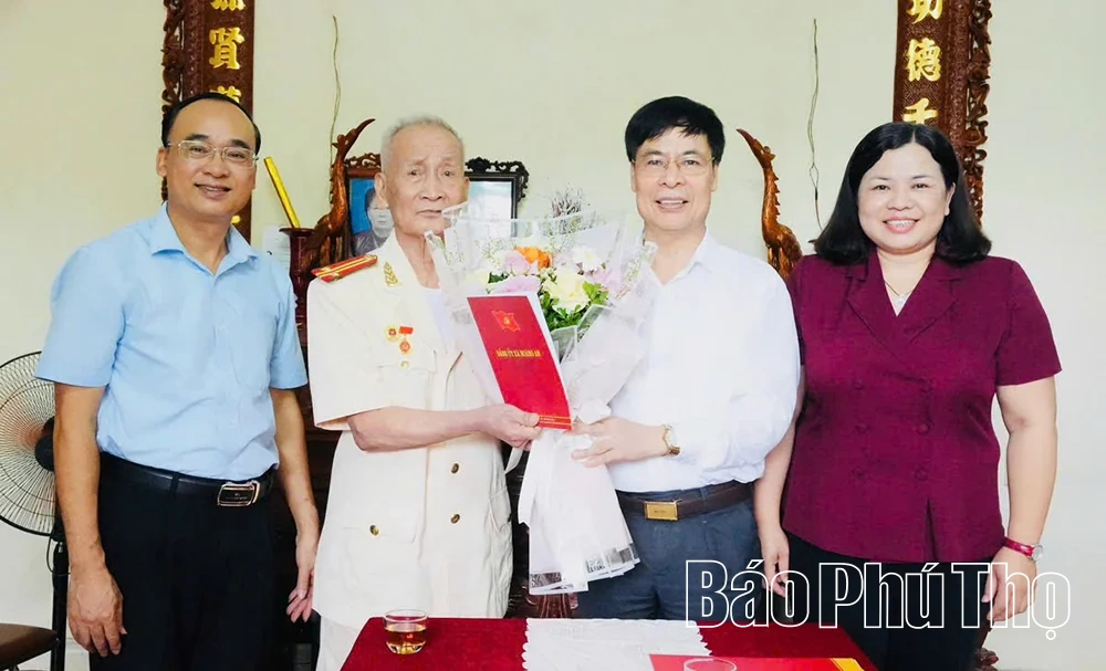 Trao Huy hiệu 70 năm tuổi Đảng tặng đảng viên Nguyễn Văn Chè, xã Hoàng An