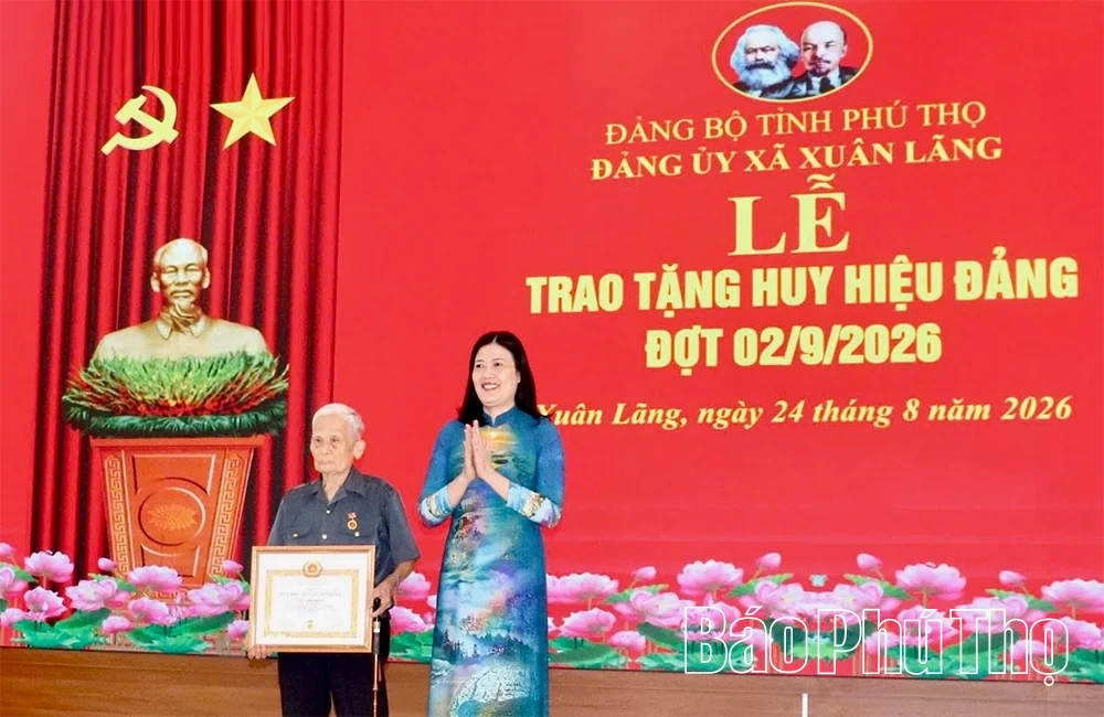 109 đảng viên xã Xuân Lãng được trao tặng Huy hiệu Đảng