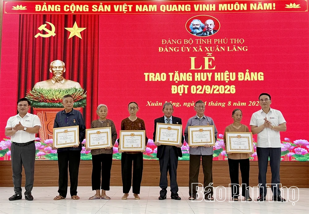 109 đảng viên xã Xuân Lãng được trao tặng Huy hiệu Đảng