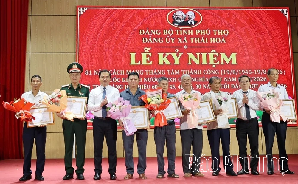 Xã Thái Hòa kỷ niệm 81 năm Cách mạng Tháng Tám và trao Huy hiệu Đảng đợt 2/9