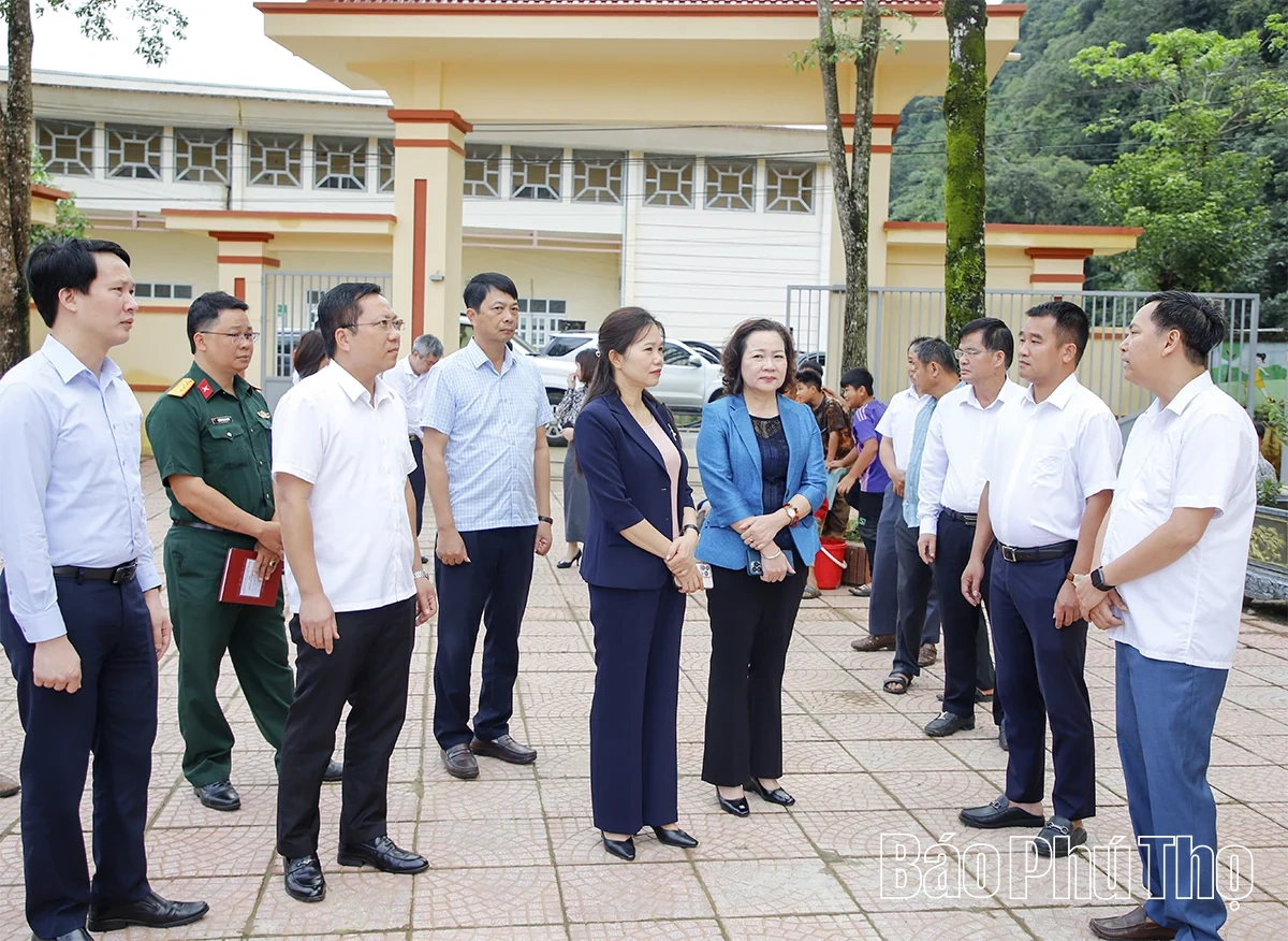 Phó Bí thư Tỉnh ủy Bùi Thị Minh: Vân Sơn phải chọn việc hiệu quả, làm đến cùng những việc có lợi cho dân