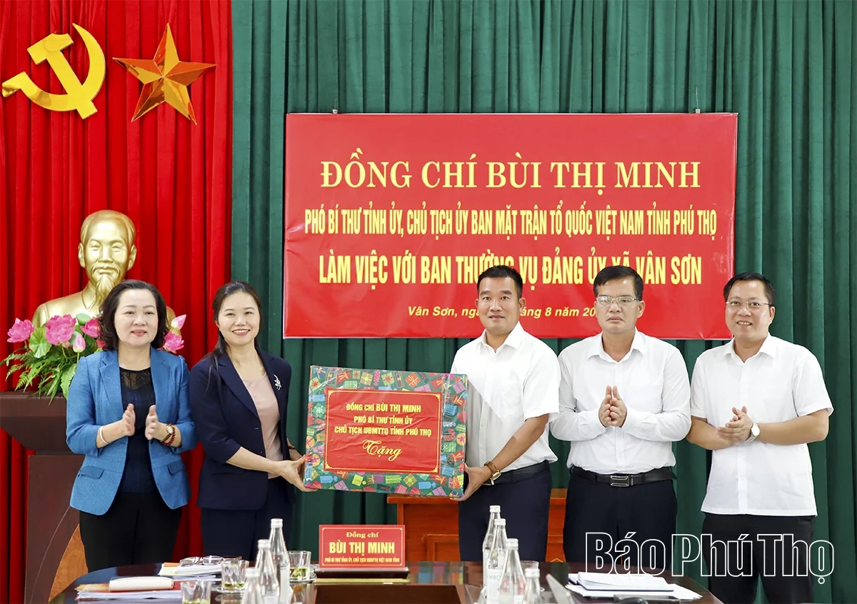 Phó Bí thư Tỉnh ủy Bùi Thị Minh: Vân Sơn phải chọn việc hiệu quả, làm đến cùng những việc có lợi cho dân