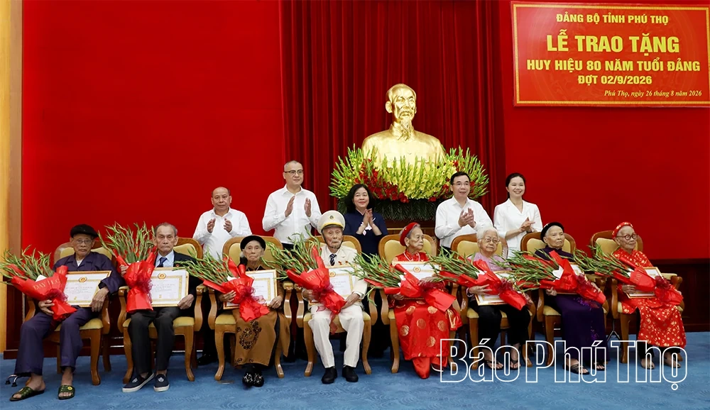 Chủ tịch Ủy ban Trung ương Mặt trận Tổ quốc Việt Nam Bùi Thị Minh Hoài trao tặng Huy hiệu 80 năm tuổi Đảng tại Phú Thọ