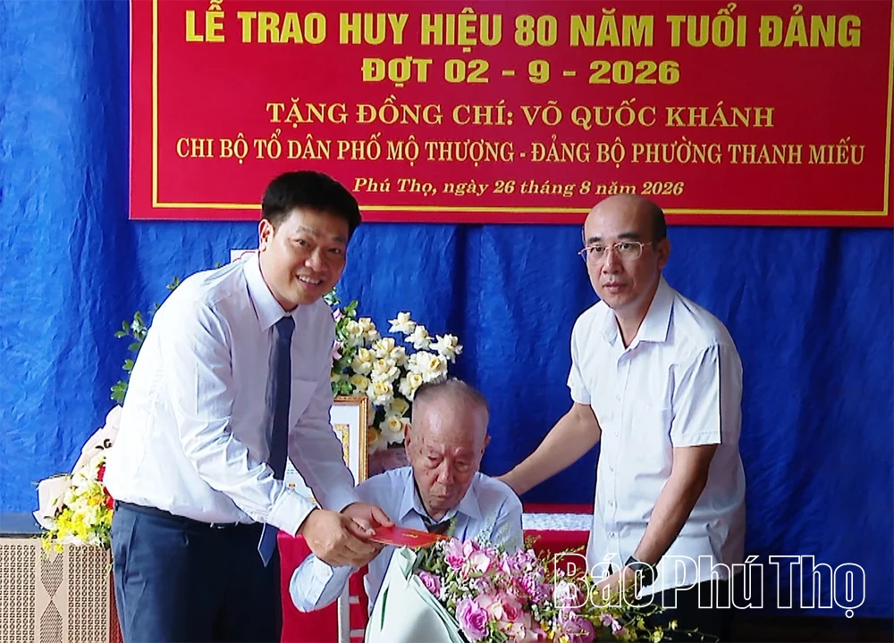 Phó Bí thư Tỉnh ủy Nguyễn Mạnh Sơn trao Huy hiệu 80 năm tuổi Đảng tặng đảng viên lão thành