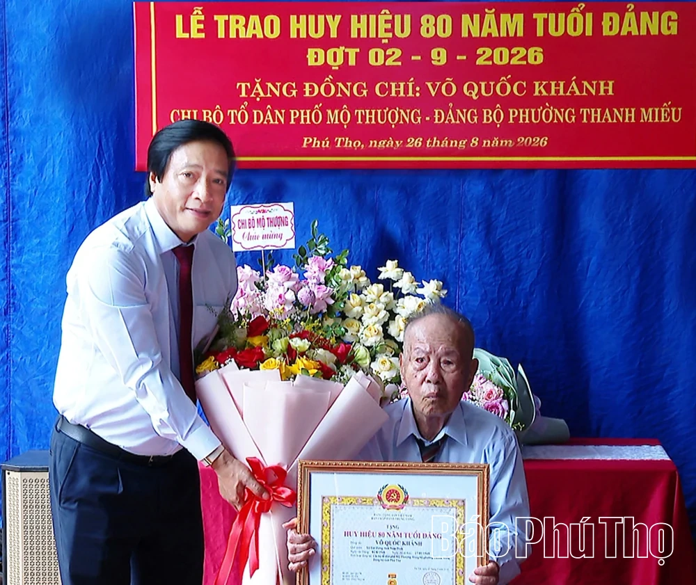 Phó Bí thư Tỉnh ủy Nguyễn Mạnh Sơn trao Huy hiệu 80 năm tuổi Đảng tặng đảng viên lão thành