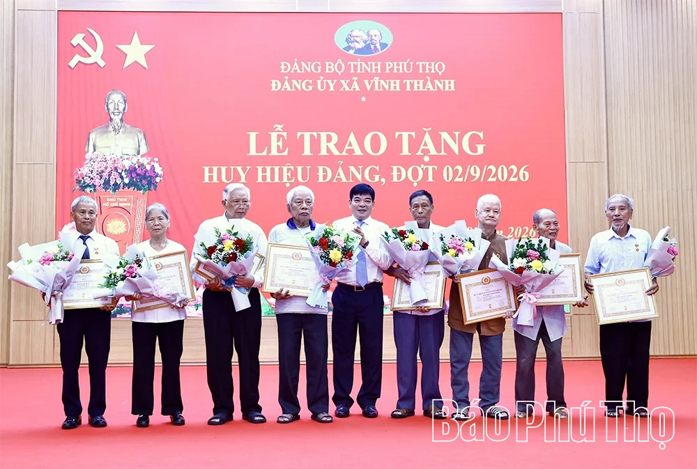Xã Vĩnh Thành trao tặng và truy tặng Huy hiệu Đảng cho 112 đảng viên