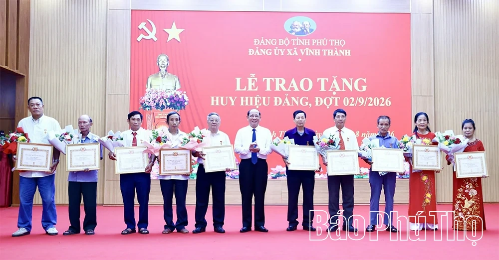 Xã Vĩnh Thành trao tặng và truy tặng Huy hiệu Đảng cho 112 đảng viên