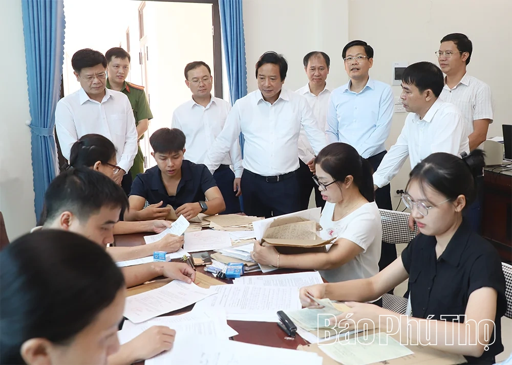 Phó Bí thư Tỉnh ủy Nguyễn Mạnh Sơn kiểm tra việc số hóa hồ sơ đảng viên tại Đảng bộ xã Hoàng Cương