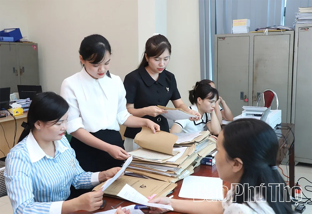 Phó Bí thư Tỉnh ủy Nguyễn Mạnh Sơn kiểm tra việc số hóa hồ sơ đảng viên tại Đảng bộ xã Hoàng Cương
