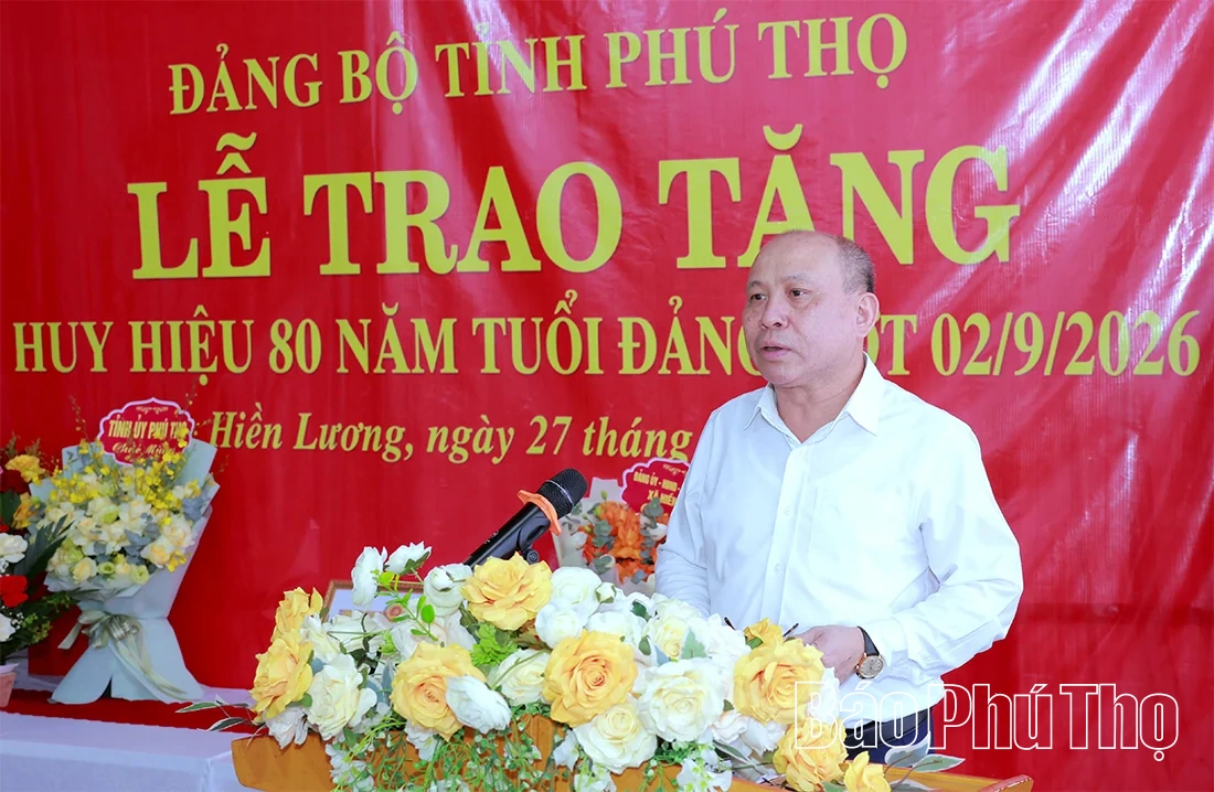 Phó Bí thư Tỉnh ủy, Chủ tịch HĐND tỉnh Bùi Đức Hinh trao tặng Huy hiệu 80 năm tuổi Đảng