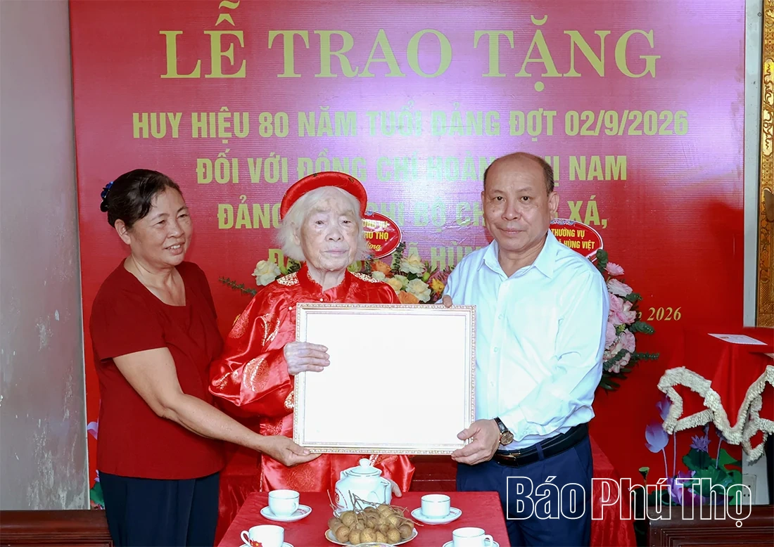 Phó Bí thư Tỉnh ủy, Chủ tịch HĐND tỉnh Bùi Đức Hinh trao tặng Huy hiệu 80 năm tuổi Đảng
