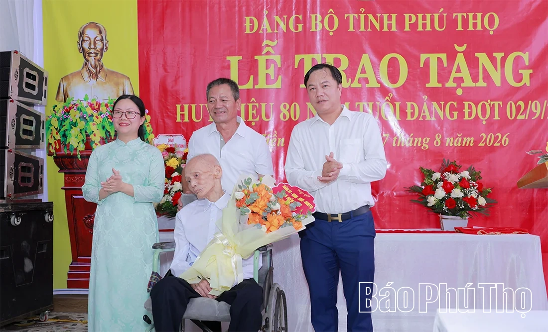 Phó Bí thư Tỉnh ủy, Chủ tịch HĐND tỉnh Bùi Đức Hinh trao tặng Huy hiệu 80 năm tuổi Đảng