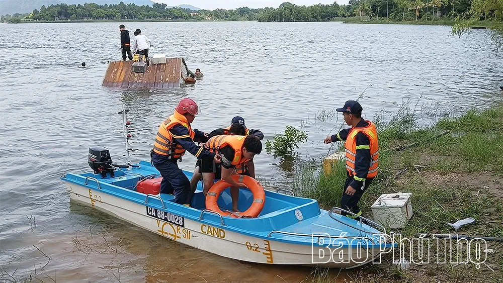 Tổ chức luyện tập, quay phim vận hành cơ chế phương án xử lý tình huống cứu người dân mắc kẹt trong mưa lũ