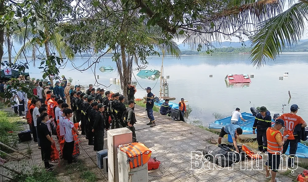 Tổ chức luyện tập, quay phim vận hành cơ chế phương án xử lý tình huống cứu người dân mắc kẹt trong mưa lũ