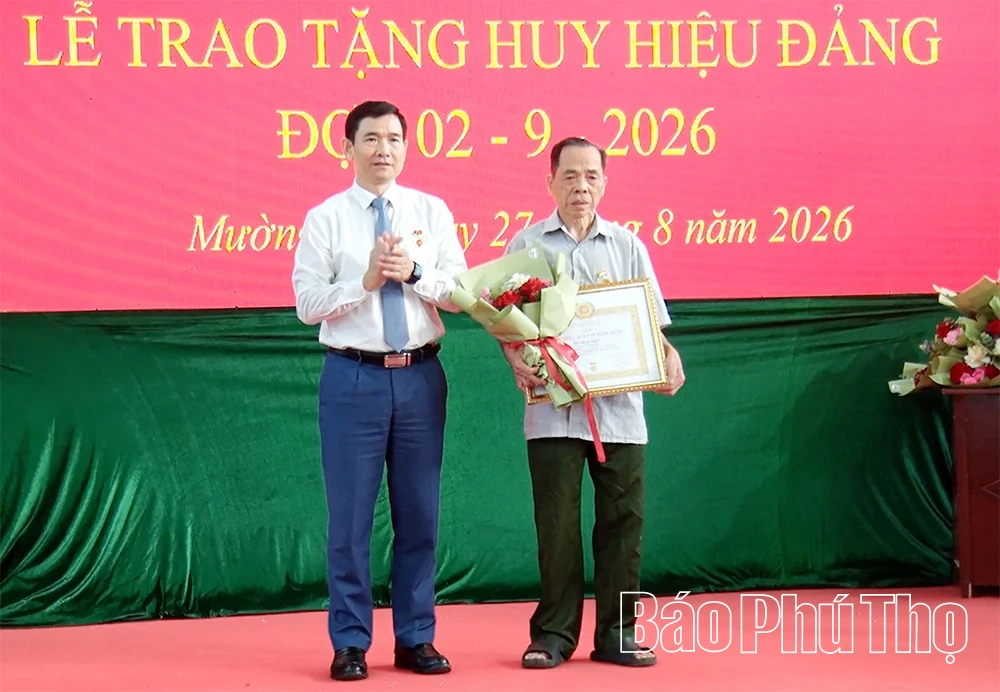 Xã Mường Bi: 51 đảng viên được trao tặng Huy hiệu Đảng