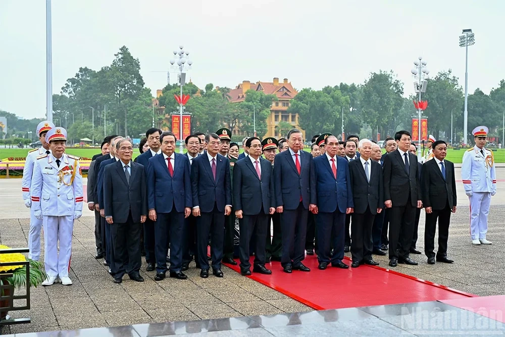 Các đồng chí lãnh đạo Đảng, Nhà nước vào Lăng viếng Chủ tịch Hồ Chí Minh nhân dịp 81 năm Quốc khánh